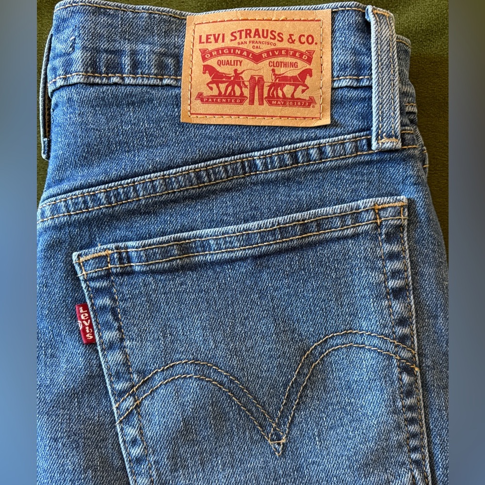 Like new! Levi's Wedgie Straight Jeans Sz 29